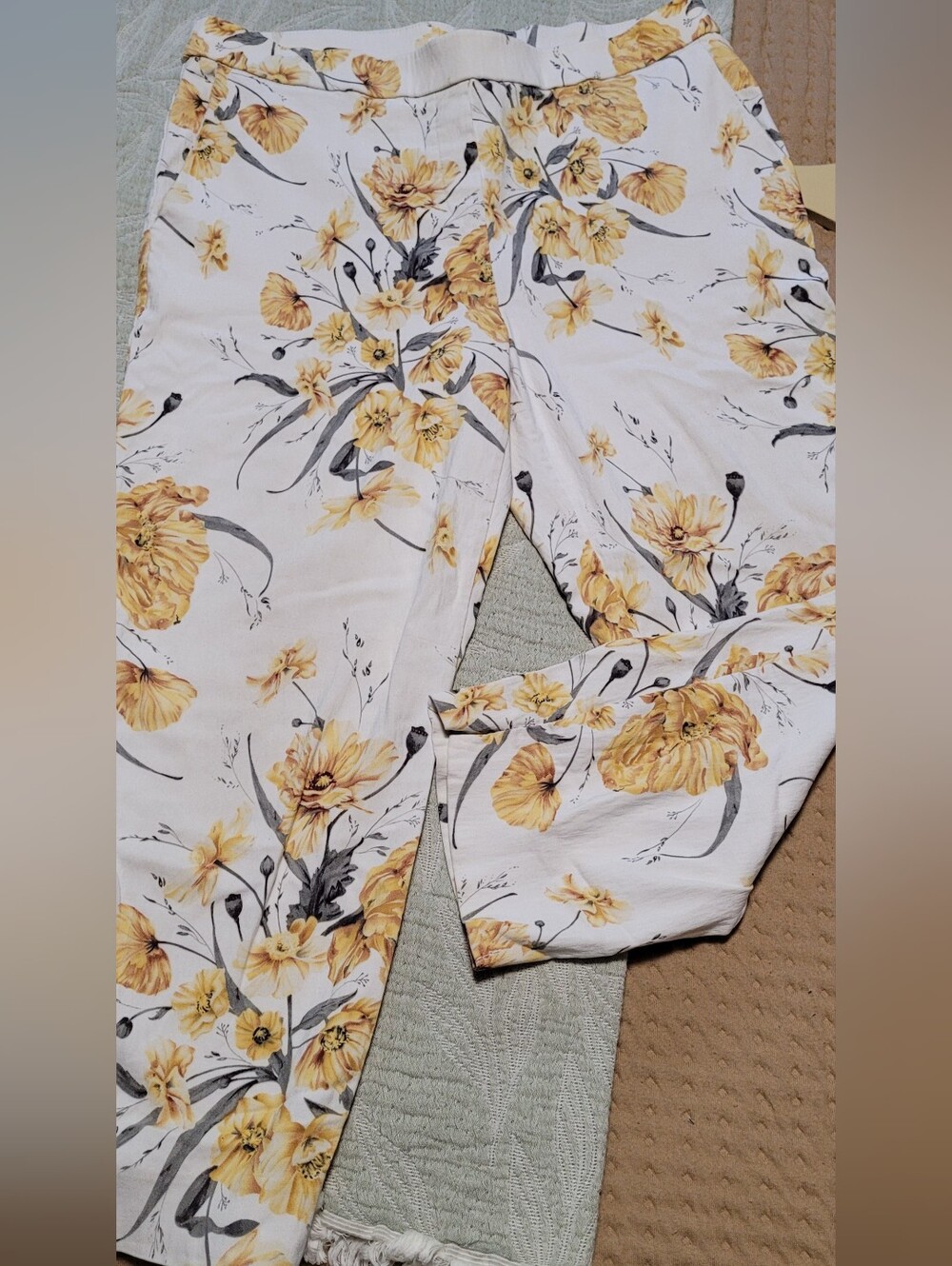 💚Free In Any Bundle Over $10 Cropped Pants with Yellow Floral Print
